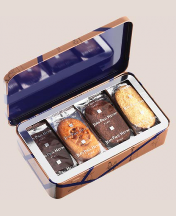 Closed Viennese shortbread and crunchy metal box