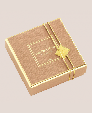 Golden square with dark chocolate almonds - closed box