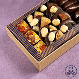 Quand fruits et chocolat se marient à la perfection 🤎
Orangettes, figues, abricots enrobés de chocolat, mendiants et florentins composent notre boite de chocolats croquants. 

🇬🇧 When fruit and chocolate combine perfectly 🤎
Orangettes, figs, chocolate-covered apricots, mendiants and florentines make up our box of crunchy chocolates.

#jeanpaulhevin #boitedechocolats #chocolat #chocolatierparis #orangettes #chocolatnoir #Florentins #mendiantsauchocolat  #MeilleurOuvrierdeFrance #RelaisDesserts