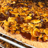 Au coeur de nos florentins : pâte sablée aux amandes, amandes et oranges fraiches caramélisées au miel de Provence. Une petite merveille 😋

🇬🇧 At the heart of our florentins : shortcrust pastry with almonds, almonds and fresh oranges caramelized with Provence honey. A little wonder 😋

#jeanpaulhevin #chocolat #florentin #chocolatierparis #MeilleurOuvrierdeFrance #RelaisDesserts